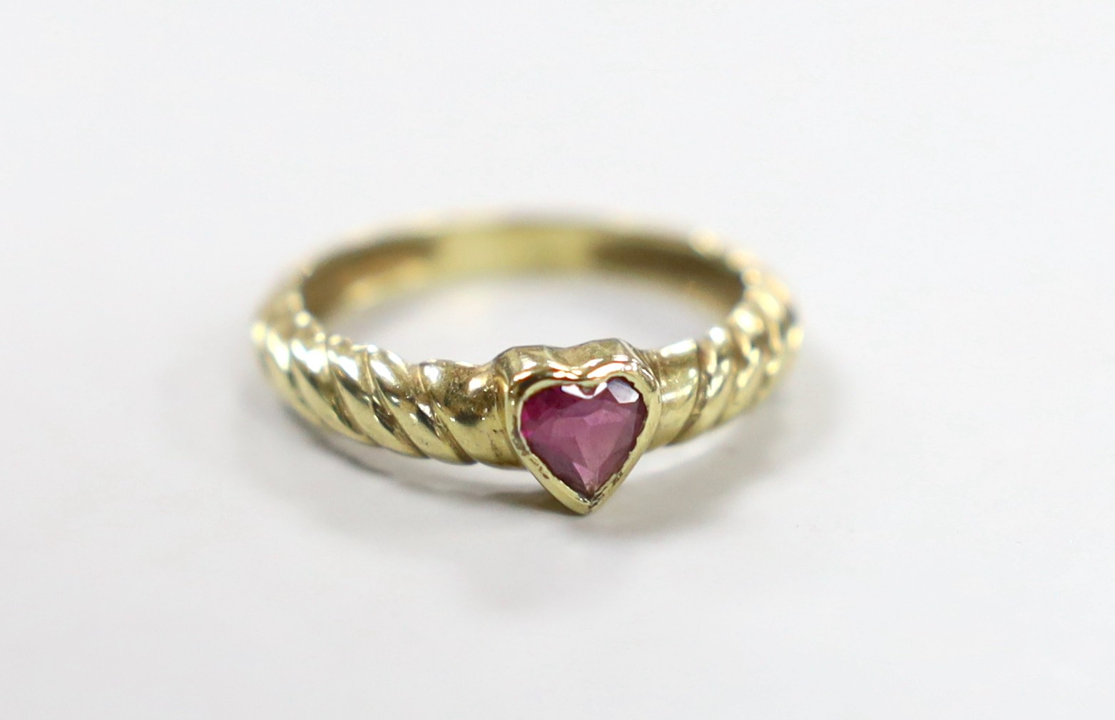 A 1970's 9ct gold and collet set heart shaped single stone garnet ring, size M/N, gross weight 2.1 grams.